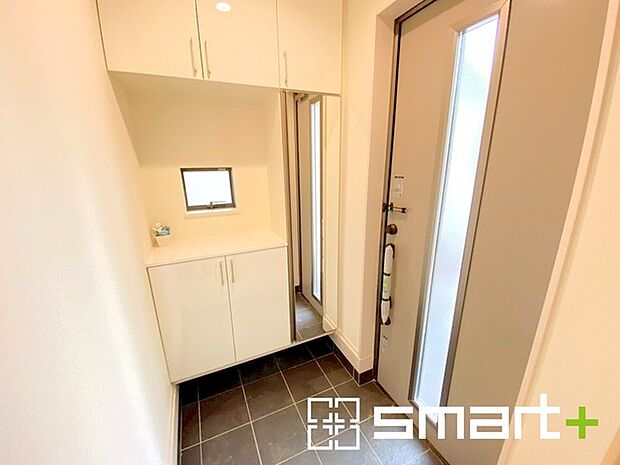 〜穏やかな陽が入る玄関〜 ・窓に加えて玄関ドアのガラス部分からも穏やかな陽が入り、明るい玄関になります。 ・備え付けのシューズボックスはミラー付なのでお出かけ前のチェックに大活躍。