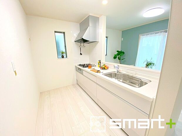 〜使い勝手の良いシステムキッチン〜 ・料理がしやすい設計のキッチンでお料理もはかどりますね。 ・もちろんキッチン下部は収納になっておりますので、フライパンなども収納可能です。 