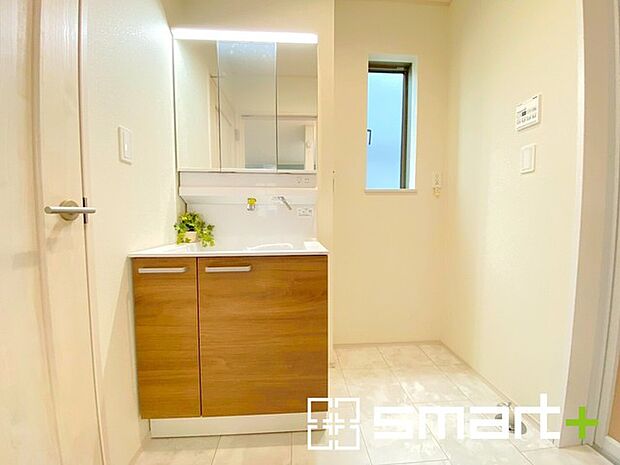 〜明るい洗面スペース〜 ・窓から明るい陽が入り、気持ちよく朝の支度ができますね。 ・使い勝手の良い三面鏡タイプのシャワー付き洗面化粧台。鏡の裏に収納があるので洗面台周りもスッキリ。