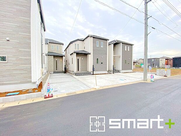 〜閑静な住宅街の立地〜 ・周辺は閑静な住宅街となっておりますので、静かな暮らしをご実現いただけます。 ・前面道路の交通量も多くないので、小さなお子様がいるご家庭でもご安心ですね。 