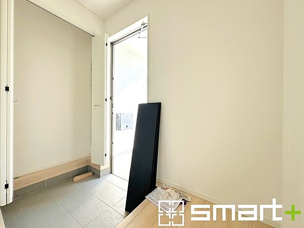 ~明るい玄関でお出迎え~ ・圧迫感がなくスッキリ広々とした印象の玄関。窓からは明るい陽光が差し込みます。 ・備え付けのシューズボックスはたっぷりしまえて玄関がスッキリ片付きますね。