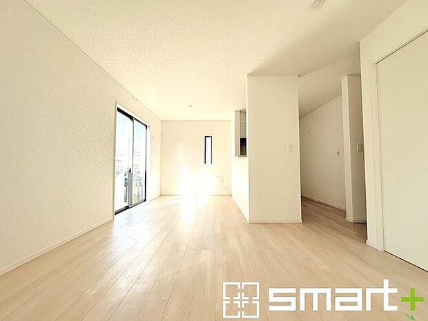 ~穏やかな陽の入るLDK~ ・大きな窓のあるLDKは陽当りも良好で明るい空間となっております。 ・ご家族団らんなど過ごす時間の多いLDKが明るいのは嬉しいポイントですね。