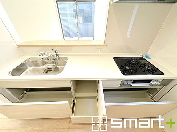 ~人気のカウンターキッチン~ ・キッチンは人気のカウンタータイプを採用。「ご家族の顔が見える」造りです。 ・蛇口に浄水器が内蔵されているなど機能面でも優れた仕様です。