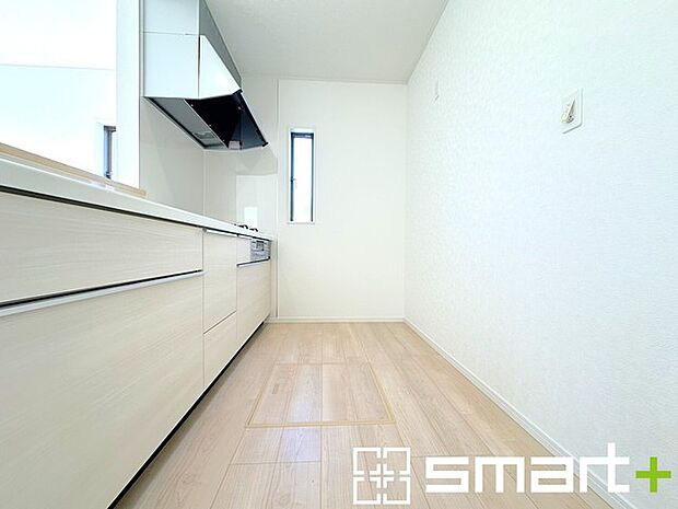 ~使い勝手の良いシステムキッチン~ ・料理がしやすい設計のキッチンでお料理もはかどりますね。 ・もちろんキッチン下部は収納になっておりますので、フライパンなども収納可能です。