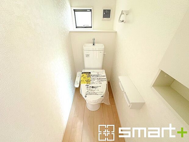 ~窓付きの明るいトイレ~ ・使用後や掃除の際に窓を開ければ、外からの新鮮な空気を取り込み素早く換気ができます。 ・埋め込み収納付きでストックや掃除用具もスッキリ片付きますね。