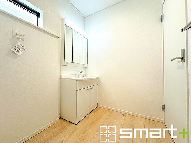 〜シャワー付き洗面台を採用〜 ・洗面台の蛇口がホースで伸びシャワーとしてご利用可能。 ・朝の寝ぐせ直しなどにシャワーを使いたい時、洗面台の掃除をする際にも便利にお使いいただけますよ。 