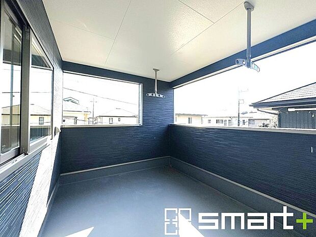 〜屋根付きのバルコニー〜 ・バルコニーは屋根付きなので急な雨でも安心です。 ・奥行きもあるので洗濯物が干しやすいのも嬉しいポイントですね。 