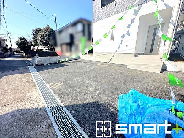 〜ゆとりあるカースペース〜 ・セカンドカーや来客時にも困らないカースペース2台分は並列駐車可能でお車の出し入れもラクラク。 ・カーポートなどのオプションもお気軽にご相談くださいませ。 