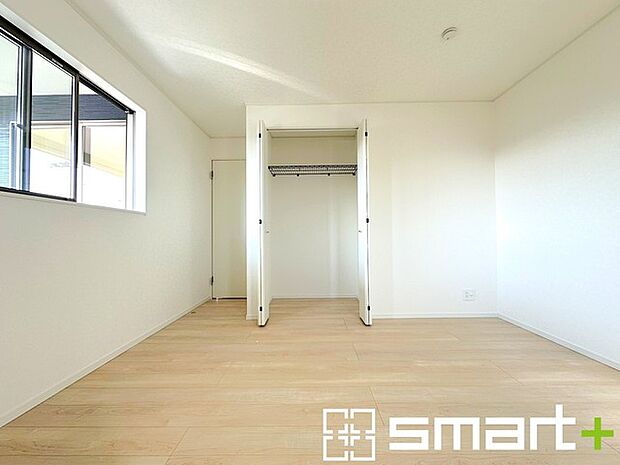 ~2面採光の明るいお部屋~ ・洋室は2面採光とする事で穏やかな陽の入る明るい空間となっております。 ・くつろぎのプライベート時間を明るい空間で穏やかにお過ごしいただけます。