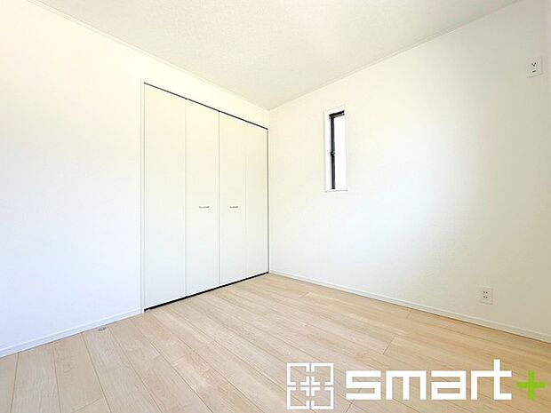 〜収納豊富な洋室〜 ・各居室に備え付けの収納をご用意。タンスなどを置く場合と比べ出っ張らないので部屋の中を有効のご活用いただけます。 ・収納の広さなどぜひ現地でご確認くださいませ。 