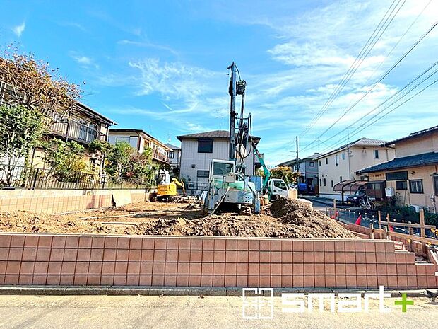 ~ベタ基礎でしっかりとした土台~ ・コンクリートの中に鉄筋を配し強度を高めた「ベタ基礎」を採用。 ・しっかりとした土台を造ったうえで、その上に建物が築造されていきます。