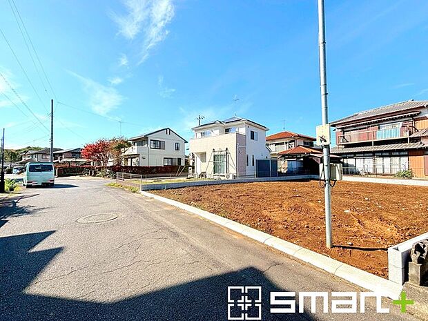 〜閑静な住宅街の立地〜 ・周辺は閑静な住宅街となっておりますので、静かな暮らしをご実現いただけます。 ・前面道路の交通量も多くないので、小さなお子様がいるご家庭でもご安心ですね。 