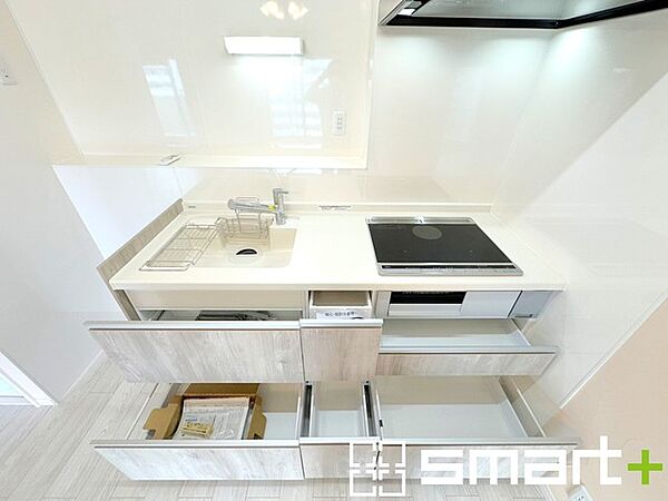 ～リビングを有効活用～ ・キッチンは対面式ではなく壁側にございますので、お部屋の中の空間を有効活用できます。 ・現地ではぜひ家具の配置などもイメージしながらご見学くださいませ。