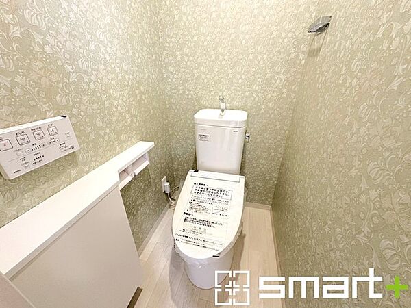 ～やはり便利なタンク式トイレ～ ・最近はタンクレストイレもございますが、タンク式の場合は停電時もお水を流すことが可能。 ・故障時なども比較的費用が安くなるなど、メリットが多くなります。