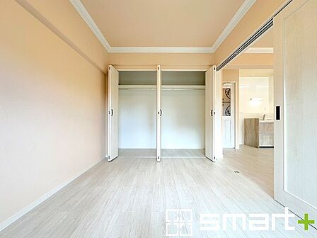 ~自然な風合いの洋室~ ・ナチュラルな色彩で纏められた洋室は家具のコーディネートもしやすくなっております。 ・どんな家具にするか考えるだけでも楽しくなってきますね。