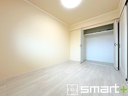 ~収納豊富な洋室~ ・備え付けの収納をご用意。タンスなどを置く場合と比べ出っ張らないので部屋の中を有効のご活用いただけます。 ・収納の広さなどぜひ現地でご確認くださいませ。