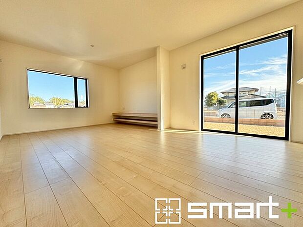 〜穏やかな陽の入るＬＤＫ〜 ・大きな窓のあるＬＤＫは陽当りも良好で明るい空間となっております。 ・ご家族団らんなど過ごす時間の多いＬＤＫが明るいのは嬉しいポイントですね。 