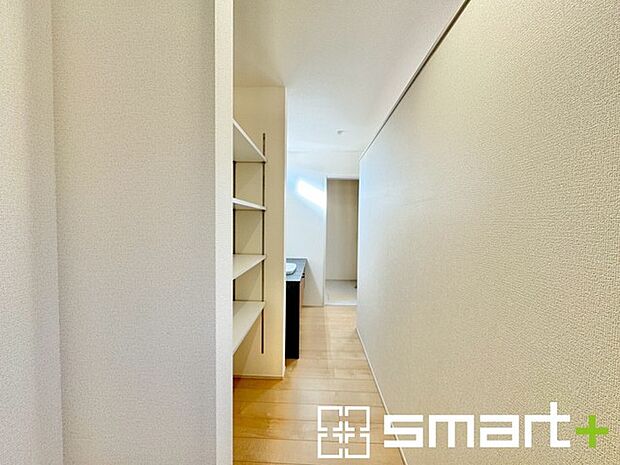 〜パントリーのあるお住まい〜 ・キッチン横にパントリー（食糧庫）をご用意。買い溜めした食材などはもちろん、ティッシュなどの置場としてもご利用いただけます。 ・ぜひ現地でご確認くださいませ。 