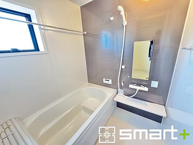 ~浴室乾燥機付きの浴室~ ・浴室には乾燥機が付いているので雨の日でも洗濯物を干すことが可能です。 ・水はけの良い床材など機能面も充実。マイクロバルなどオプションもご相談くださいませ。