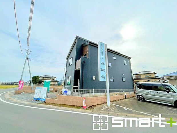 〜十分な広さのある前面道路〜 ・前面道路は約6.5mございますので、お車でのすれ違いも楽々で余計なストレスがかかりません。 ・日々お車での移動が多い方には大切なポイントですね。