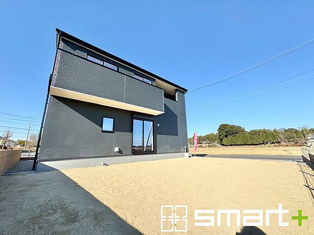 ~広々したお庭のある邸宅~ ・余裕の敷地には広いお庭もご用意。 ・ガーデニングや安らぎの空間として、倉庫を置いたりと様々な活用が可能です。 ・人工芝の敷設などもお気軽にご相談くださいませ。