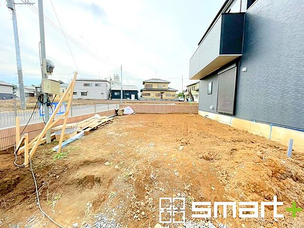 〜広々したお庭のある邸宅〜 ・余裕の敷地には広いお庭もご用意。 ・ガーデニングや安らぎの空間として、倉庫を置いたりと様々な活用が可能です。 ・人工芝の敷設などもお気軽にご相談くださいませ。