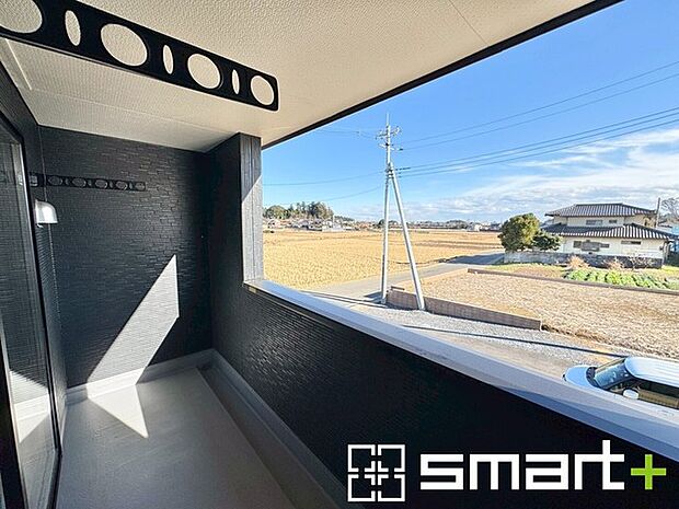 ~屋根付きのバルコニー~ ・バルコニーは屋根付きなので急な雨でも安心です。 ・奥行きもあるので洗濯物が干しやすいのも嬉しいポイントですね。