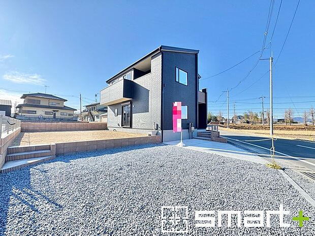 〜ゆとりあるカースペース3台分〜 ・セカンドカーや来客時にも困らないカースペース3台分は並列駐車可能でお車の出し入れもラクラク。 ・カーポートなどのオプションもお気軽にご相談くださいませ。 