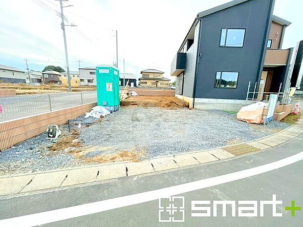 〜ゆとりあるカースペース3台分〜 ・セカンドカーや来客時にも困らないカースペース3台分は並列駐車可能でお車の出し入れもラクラク。 ・カーポートなどのオプションもお気軽にご相談くださいませ。