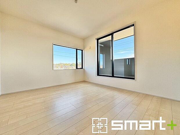 ~バルコニーに面した洋室~ ・バルコニー側の大きな窓から穏やかな陽が差し込む明るい洋室はウォークインクローゼット付。 ・ゆとりある広さでご夫婦やご兄弟でもゆったりお過ごしいただけます。