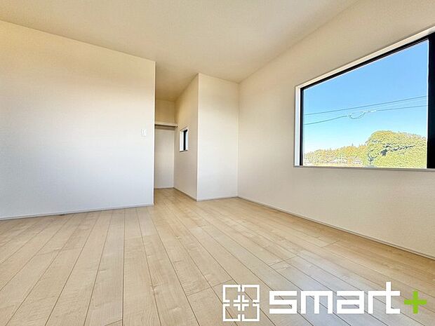 〜明るく暖かな光が差し込む洋室〜 ・窓からたっぷりの光が舞い込み、お部屋全体を優しく包み込んでくれます。 ・くつろぎのプライベート時間を明るい空間で穏やかにお過ごしいただけます。 