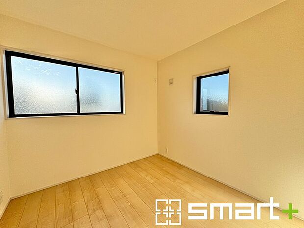 ~2面採光の明るいお部屋~ ・洋室は2面採光とする事で穏やかな陽の入る明るい空間となっております。 ・くつろぎのプライベート時間を明るい空間で穏やかにお過ごしいただけます。