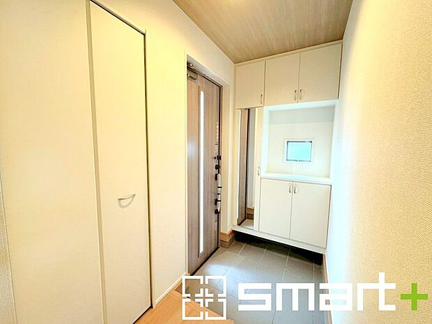 ~お住まいの顔「玄関」~ ・玄関ドアの上にはもちろん軒がございますので、雨の日でも濡れずに鍵の開閉が可能です。 ・鍵は防犯性に優れたディンプルキーを採用。
