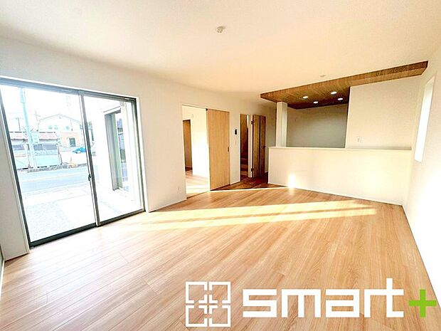 ~穏やかな陽の入るLDK~ ・大きな窓のあるLDKは陽当りも良好で明るい空間となっております。 ・ご家族団らんなど過ごす時間の多いLDKが明るいのは嬉しいポイントですね。