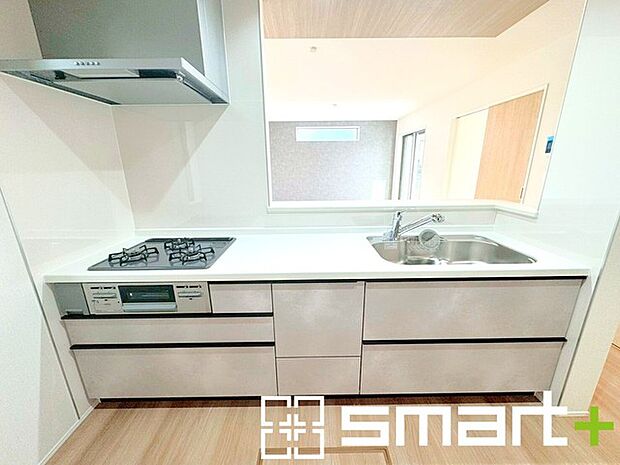 ~人気のカウンターキッチン~ ・キッチンは人気のカウンタータイプを採用。「ご家族の顔が見える」造りです。 ・蛇口に浄水器が内蔵されているなど機能面でも優れた仕様です。