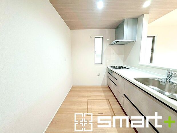 〜使い勝手の良いシステムキッチン〜 ・料理がしやすい設計のキッチンでお料理もはかどりますね。 ・もちろんキッチン下部は収納になっておりますので、フライパンなども収納可能です。 