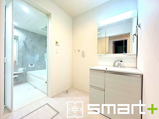 〜人気の三面鏡を採用〜 ・洗面台は三面鏡仕様なので鏡の角度を変える事で頭の後ろの方までご確認可能です。 ・鏡の裏が収納になっておりますので、洗面台周りもスッキリと片付きます。 