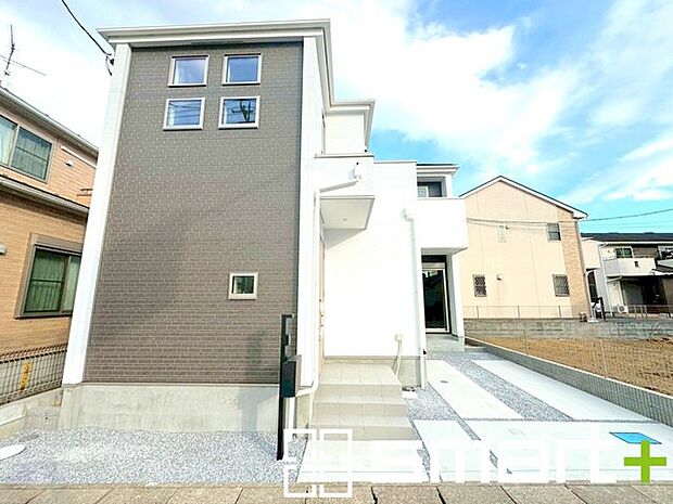 ~明るさを感じる外観~ ・外壁は2トーンカラーを採用し、デザイン性に優れた見た目となっております。 ・帰宅した際にホッと感じるような飽きのこない外観。ぜひ現地でご確認くださいませ。