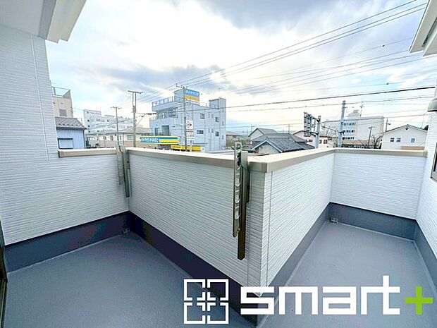 〜洗濯物も干しやすいバルコニー〜 ・バルコニーには物干し竿受けが標準装備されております。 ・テラス屋根等のオプションもお気軽にご相談くださいませ。 