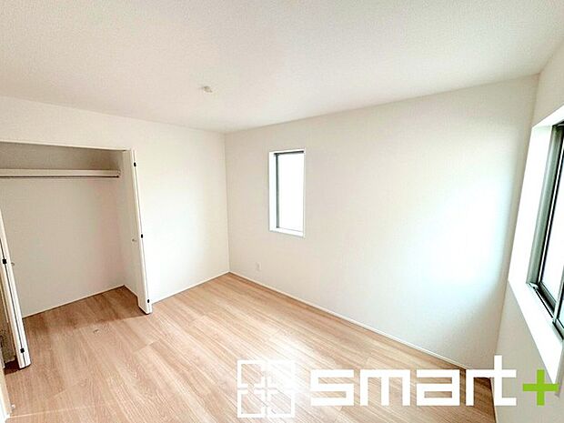 ~2面採光の明るいお部屋~ ・洋室は2面採光とする事で穏やかな陽の入る明るい空間となっております。 ・くつろぎのプライベート時間を明るい空間で穏やかにお過ごしいただけます。