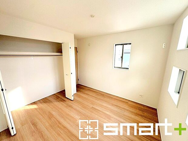 ~オプション施行もお任せください~ ・フローリングの変色など劣化を軽減し、水をこぼした場合などにも防いでくれるフロアコーテイングが人気となっております。 ・オプション施行もお任せください。