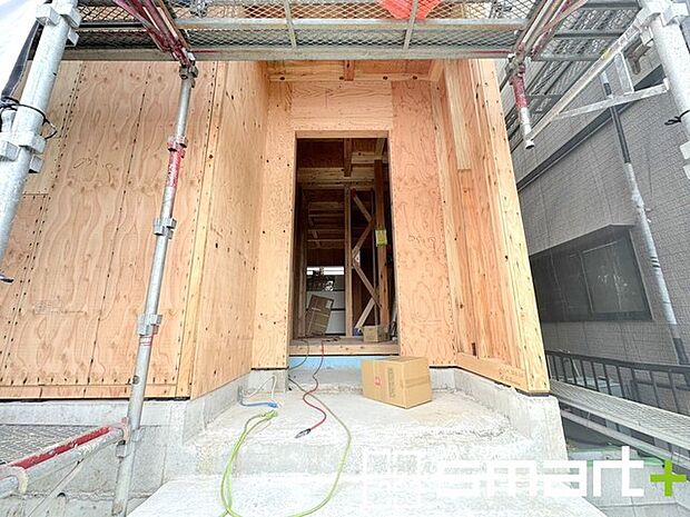 〜お住まいの顔「玄関」〜 ・玄関ドアの上にはもちろん軒がございますので、雨の日でも濡れずに鍵の開閉が可能です。 ・鍵は防犯性に優れたディンプルキーを採用。 