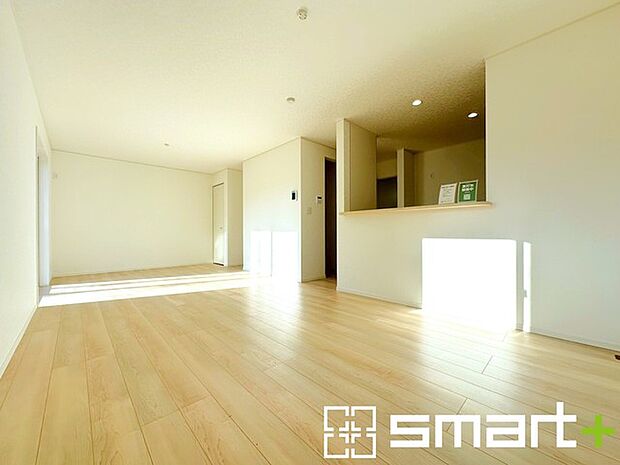 〜穏やかな陽の入るＬＤＫ〜 ・大きな窓のあるＬＤＫは陽当りも良好で明るい空間となっております。 ・ご家族団らんなど過ごす時間の多いＬＤＫが明るいのは嬉しいポイントですね。 