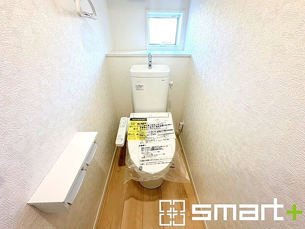 〜窓付きの明るいトイレ〜 ・清潔感あるシャワートイレ。窓があるので換気もしやすく快適ですね。 ・背面にある棚はトイレットペーパーなどの置き場や飾り棚としても利用できますね。