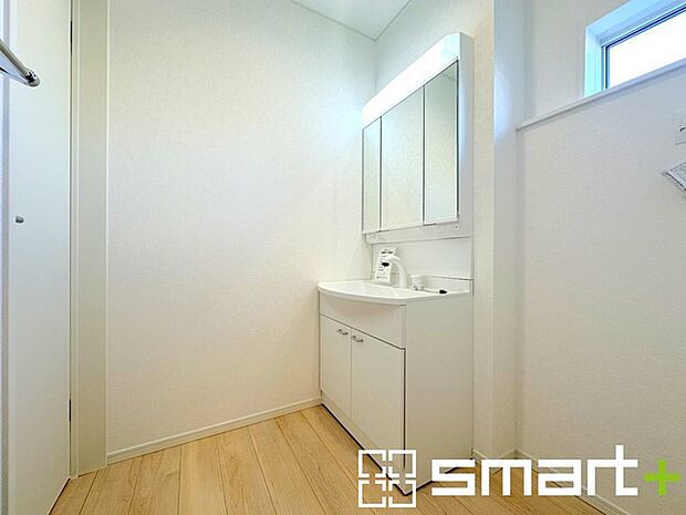 〜人気の三面鏡を採用〜 ・洗面台は三面鏡仕様なので鏡の角度を変える事で頭の後ろの方までご確認可能です。 ・鏡の裏が収納になっておりますので、洗面台周りもスッキリと片付きます。 