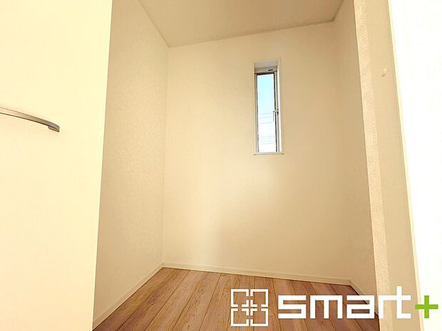 〜憧れのウォークインクローゼット〜 ・居室にウォークインを設ける事で季節ものや趣味の用具などもスッキリと収納可能です。 ・ぜひ現地でその便利さをご体感くださいませ。 