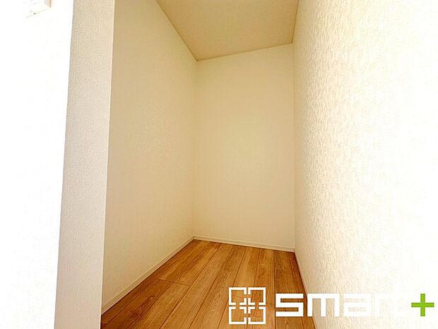 〜パントリーのあるお住まい〜 ・キッチン横にパントリー（食糧庫）をご用意。買い溜めした食材などはもちろん、ティッシュなどの置場としてもご利用いただけます。 ・ぜひ現地でご確認くださいませ。 