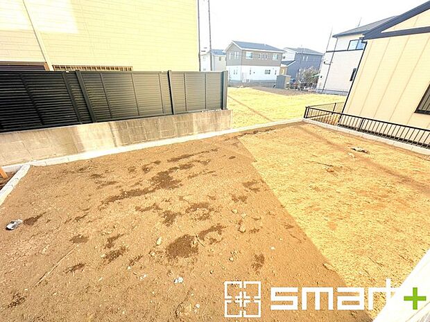 ~お庭もある余裕の敷地~ ・広々した敷地にはお庭もご用意。お庭があるだけで余裕を感じますね。 ・防草シートや人工芝の敷設などのオプションもお気軽にご相談くださいませ。