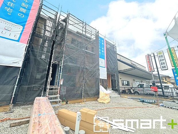 〜ベタ基礎でしっかりとした土台〜 ・コンクリートの中に鉄筋を配し強度を高めた「ベタ基礎」を採用。 ・しっかりとした土台を造ったうえで、その上に建物が築造されていきます。 