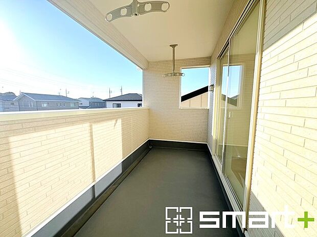 ~屋根付きのバルコニー~ ・バルコニーは屋根付きなので急な雨でも安心です。 ・奥行きもあるので洗濯物が干しやすいのも嬉しいポイントですね。